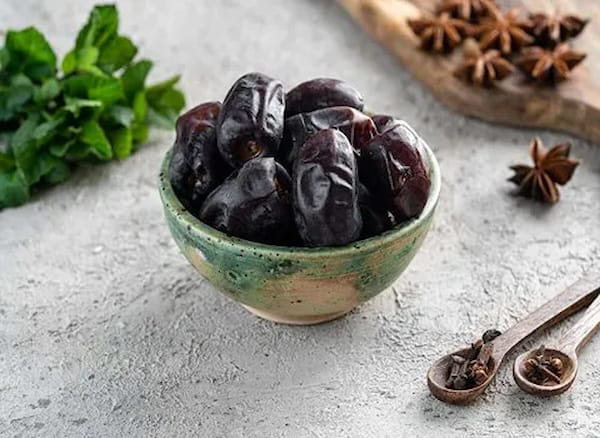 تصویر 3 از خرما کبکاب بسته ای بزرگ با شیرینی ملایم و طعم غنی